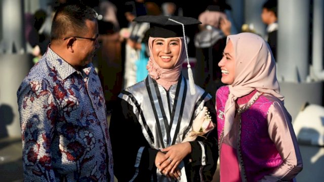 Bang Fauzi dan Indah Putri Kompak Dampingi Putri Sulung di Penamatan Sekolah