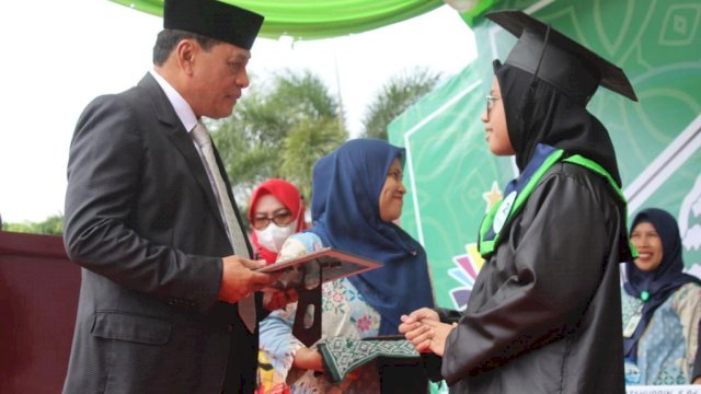 Wisuda Santri Pesantren GUPPI Samata GOWA, NH Berangkatkan Umroh Kepala Sekolah Dan  Guru