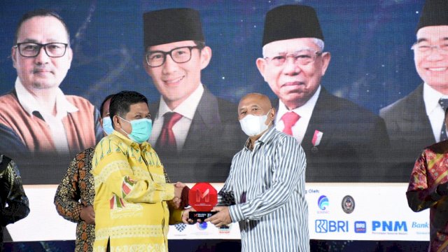 Tingkatkan UMKM di Sulsel, Gubernur Andi Sudirman dapat Penghargaan &ldquo;Merdeka Award&rdquo;