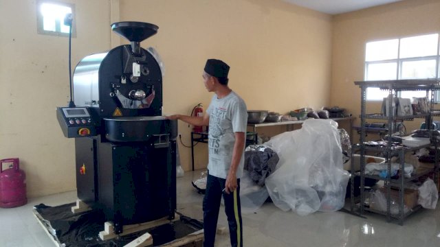 Dukung Peningkatan Kualitas Produksi Kopi, Gubernur Sulsel Salurkan Mesin Pengolahan Kopi untuk IKM di Luwu