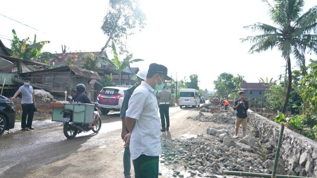 Gubernur Tinjau Ruas Pekkae-Takkalalla, Mulai Tahap Pembangunan Talud untuk Cegah Luapan Banjir di Badan Jalan
