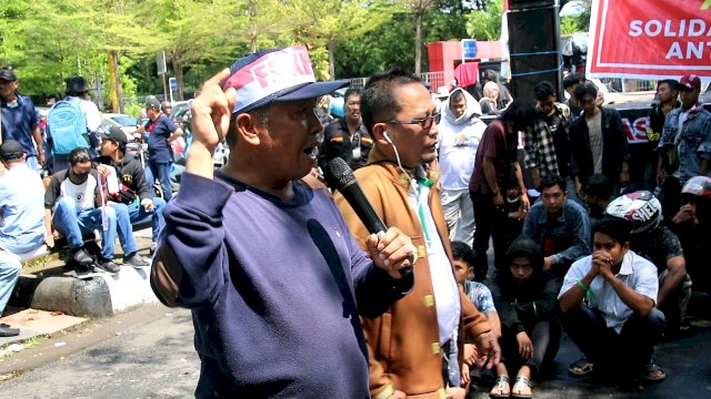 Massa Segel BNI 46 Makassar, Tuntut Uang IMB Dikembalikan