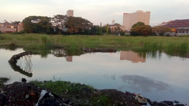 Bekas galian di Stadion Mattoanging, Kota Makassar.