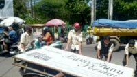 Bapenda Makassar Tertibkan Reklame di Sejumlah Ruas Jalan