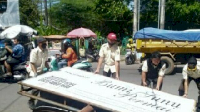Bapenda Makassar Tertibkan Reklame di Sejumlah Ruas Jalan