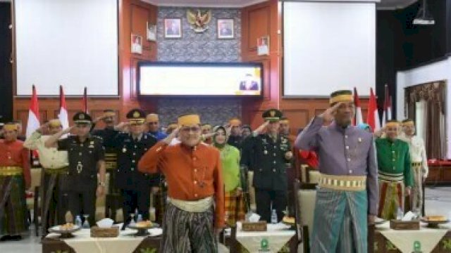 Jajaran Pemkab Sinjai Kenakan Pakaian Adat saat Ikuti Upacara Peringatan Hari Lahir Pancasila