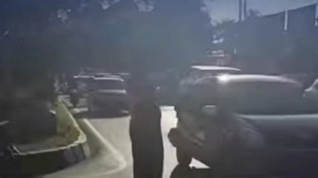 Petugas Dishub Makassar Turun Atur Lalin di Tamalanrea