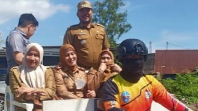 Saat Kadis PPPA bersama anggotanya naik motor gerobak.