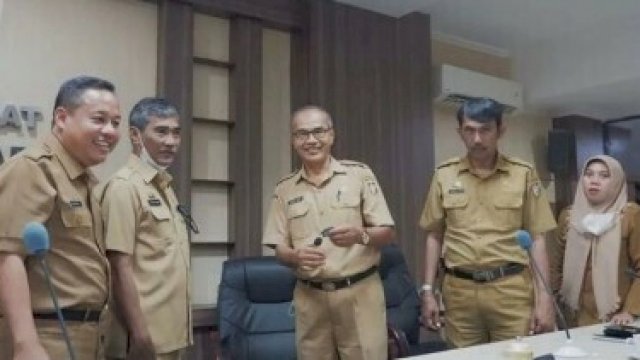 Sekwan DPRD Makassar (kiri) saat serah terima Randis untuk Pejabat Struktural Sekretariat DPRD Makassar. Senin, (6/6).