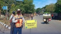 Petugas Dishub Tertibkan Truk Tonase 8 Ton di Jalan Tol Ir Sutami