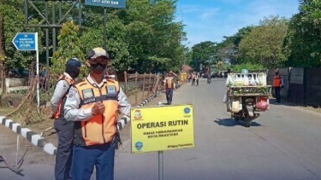 Petugas Dishub Tertibkan Truk Tonase 8 Ton di Jalan Tol Ir Sutami
