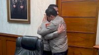 Dikunjungi Fadil Imran, Ferdy Sambo Nangis Dipundak Kapolda Metro Jaya