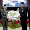 Pemprov Sulsel Serahkan Bantuan Pembangunan Tapal Batas Kota Rp450 Juta