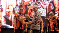 Bupati Luwu Terima Plakat Kehormatan dari MPW Pemuda Pancasila Sulsel