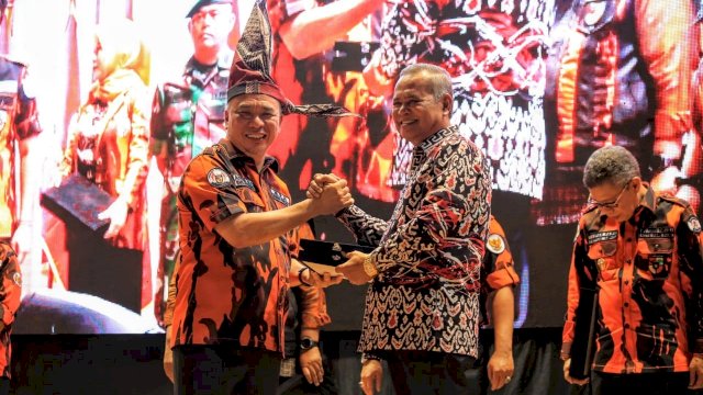 Bupati Luwu Terima Plakat Kehormatan dari MPW Pemuda Pancasila Sulsel