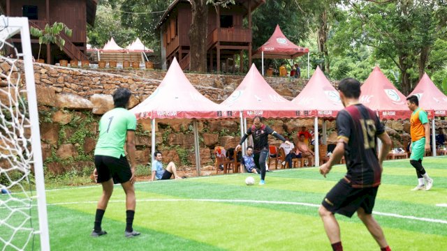 Jalin Silaturahmi, Danny Main Futsal Bareng Anggota DPRD Makassar