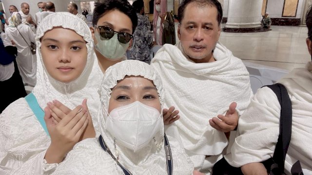 Nurdin Halid Bareng Istri dan Anak Lebaran Haji di Mekkah