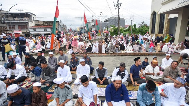 Salat Iduladha di Masjid Syuhada, Bupati Indah Tekankan Pentingnya Meneladani Kisah Nabi Ibrahim