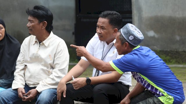 Ilham Azikin Bantu Korban Bencana Kebakaran di Letta