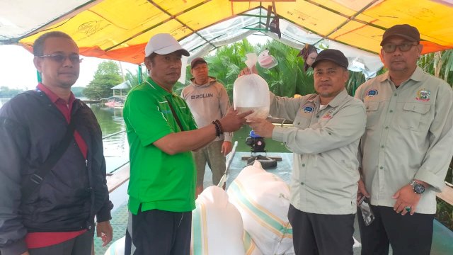 Pemprov Sulsel Salurkan Benih Udang Windu untuk Pembudidaya di Pulau Lakkang