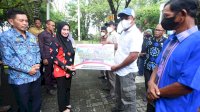 Bupati Luwu Utara Serahkan Bantuan Alsintan Ke Kelompok Tani