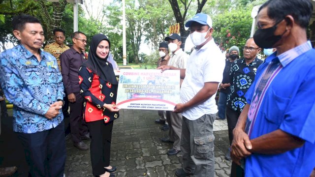 Bupati Luwu Utara Serahkan Bantuan Alsintan Ke Kelompok Tani