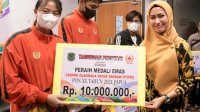 Bupati Luwu Utara Serahkan Tabungan Prestasi Ke 13 Atlet