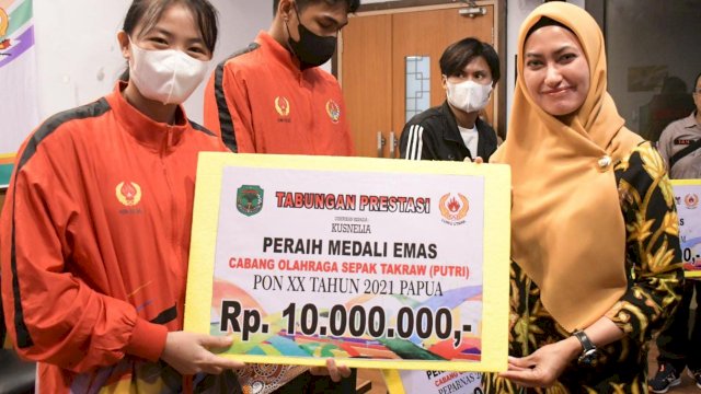 Bupati Luwu Utara Indah Putri Indriani Menyerahkan Tabungan Prestasi ekpada 13 Atlet