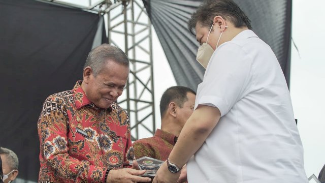 Bupati Luwu Terima Penghargaan Tokoh Penggerak Koperasi Madya