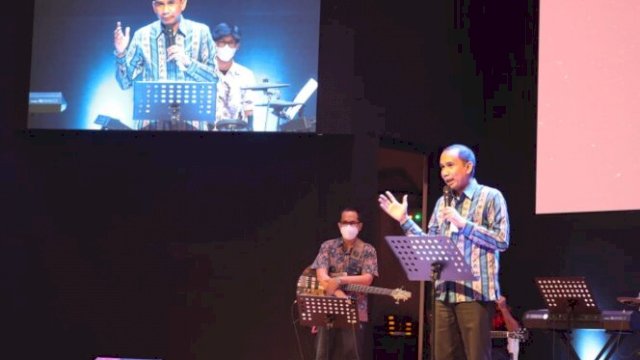 Ketua DPRD Makassar, Rudianto Lallo bersama Ketua GKY Makassar, Jemmy Gautama, dan Pendeta Yohanes Andre meresmikan gedung Lamputang Gereja Kristus Yesus (GKY) Makassar di Jalan Lamputan, Rabu, 27 Juli 2022 .