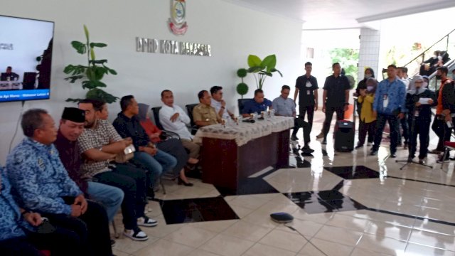 Ketua DPRD Makassar Rudianto Laloo Berbaju Putih Mendampingi Walikota Makassar Dalam Memberikan Penjelasan soal Pembangunan Jalur Kereta Api Maros-Makassar, Digedung DPRD Makasasar, Senin 18 Juli 2022