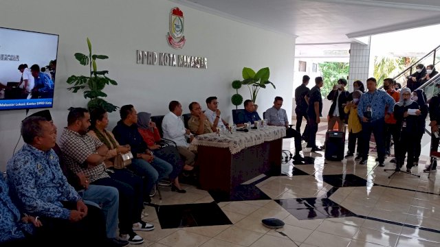 Wali Kota Makassar Mohammad Ramdhan Danny Pomanto Bersama Dengan ketua DPRD KOta Makassar Rudianto Lallo Menegaskan Pemerintah Kota Makassar Tidak Pernah Menolak Pembangunan Proyek Strategis Nasional Kereta Api&nbsp;
