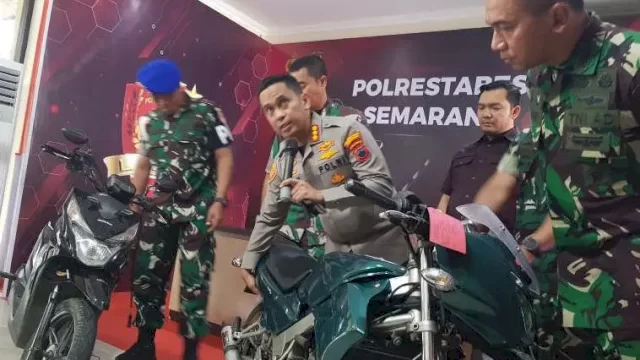 Kapolrestabes Semarang Kombes Irwan Anwar menjelaskan barang bukti sepeda motor
