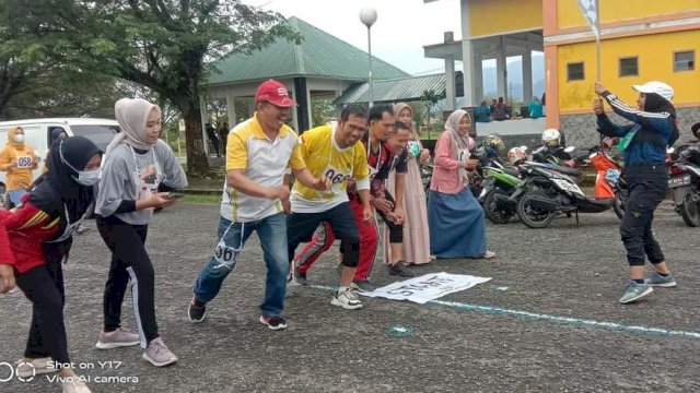 Puluhan Aparatur Sipil Negara (ASN) Lingkup Pemerintah Daerah Kabupaten Luwu Utara terlihat berkumpul di seputaran Lapangan Tamsis Masamba.