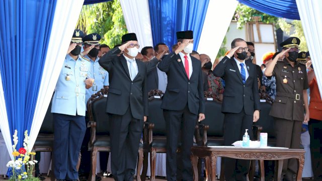 Wali Kota Makassar Moh Ramdhan &ldquo;Danny&rdquo; Pomanto turut serta menyaksikan prosesi Serah Terima Jabatan Panglima Komando Operasi Udara II di Lapangan Apel I Makoopsud II, Jalan Perintis Kemerdekaan Makassar, Sabtu (16/7/2022).