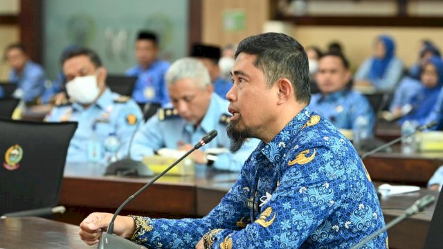 Kepala Dinas Pemuda Dan Olah Raga Memaparkan Kesiapan PAskibrakan Dalam Rangkan HUT Proklamasi Ke 77 Tahun di Ruang Rapat Pimpinan  