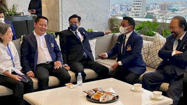 Ketua DPW Partai Nasdem Sulsel Rusdi Masse Bersama Sekretaris DPW Nasdem Sulsel  Syaharuddin Alrif berbincang santai Bersama Ketua Umum Partai Nasdem Surya Paloh 