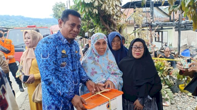 Pemerintah Provinsi Sulawesi Selatan Menyerahkan BAntuan Kepada Korban Bencana Kebakaran