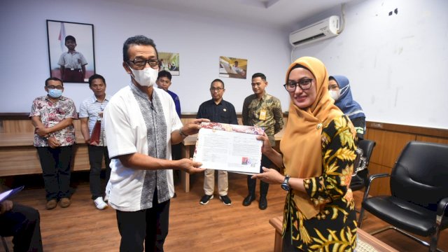 Bupati Luwu Utara Indah Putri Indriani menyerahkan Surat keputusan (SK) Pensiun kepada 11 ASN dan kenaikan pangkat Kepada dua Aparatur Sipil Negara Lingkup Pemerintah Daerah Kabupaten Luwu Utara Beberapa waktu lalu di Ruang Command Center Kabupaten Luwu Utara