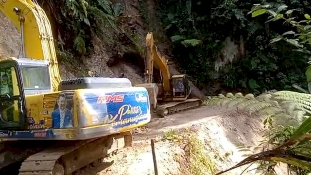 ALat Berat Milk Partai NAsdem Yang Memperbaiki Jalan Rampi di kabupaten Luwu UTara 