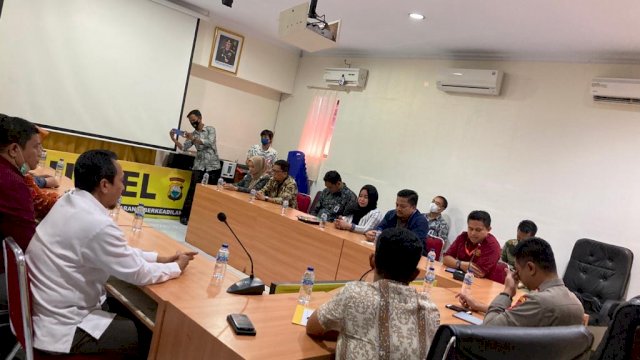 Jajaran KPU Makassar dihadiri oleh Ketua KPU Kota Makassar Faridl Wajdi, Anggota KPU Divisi Sosdiklih, Parmas dan SDM Endang Sari, Anggota KPU Divisi Hukum dan pengawasan Abd. Rahman, Sekertaris KPU Makassar dan Kepala Sub Bagian se-KPU Kota Makassar.
