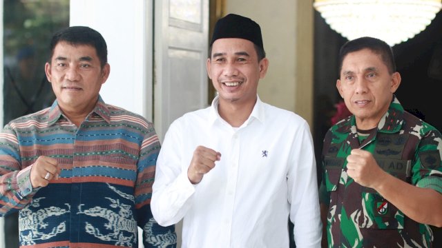 Ketua Umum Perhimpunan Masyarakat Toraja Indonesia, Mayjen TNI (Purn) Yulius Selvanus Lumbaa begitu kompak bersama Pangdam XIV/Hasanuddin Mayjen TNI Andi Muhammad Bau Sawa Mappanyukki, mendatangi Rudianto Lallo di Rujab Ketua DPRD Makassar, di Jalan Hertasning, Makassar, Jumat (22/7/2022).&nbsp;