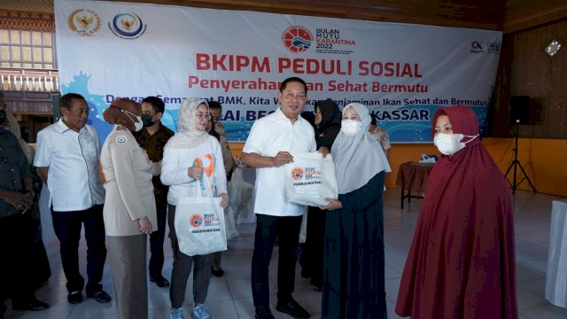 Wakil Ketua Komisi IV DPR RI Rusdi Masse Menyerahkan Bantuan Ikan Bermutu kepada Kelompok Ternak di Kabupaten Sidrap, Sulawesi Selatan