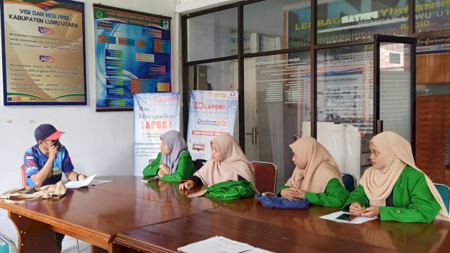 Pranata Humas Dinas Kominfo Luwu Utara, Lukman Hamarong, memberikan pelatihan singkat tentang dasar-dasar penulisan berita kepada empat mahasiswi Jurusan Komunikasi Penyiaran Islam Fakultas Dakwah IAIN Kota Palopo, belum lama ini.