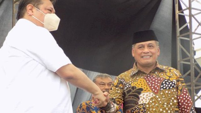 Menteri Perekonomian Airlangga Hartarto Menyabat Tangan ketua Dekopin apda Puncak Perayaan Hari Koperasi