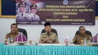 Salurkan Perlengkapan Sekolah Gratis, Ilham Azikin: Ini Amanat Undang – Undang Dasar
