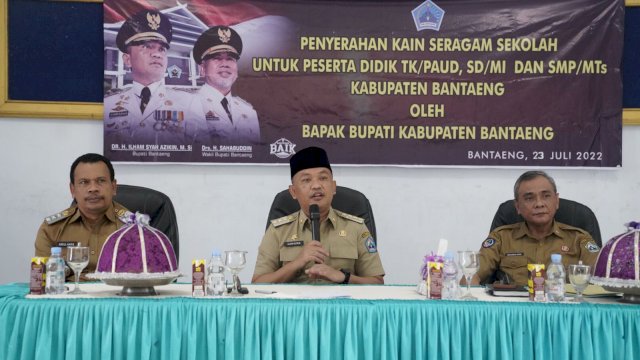Bupati Bantaeng, Ilham Syah Azikin menyerahkan secara simbolis kain perlengkapan sekolah gratis kapada kelompok penjahit Kecamatan Pa'jukukang, di Aula Kantor Kecamatan Pa'jukukang, Selasa (26/7).
