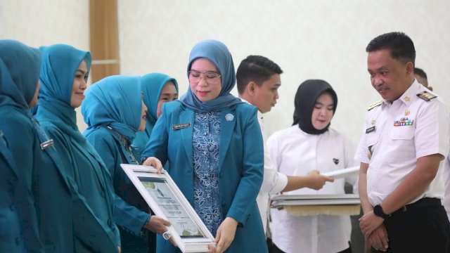 Bupati Bantaeng, mendampingi Ketua TP PKK Sri Dewi Yanti Memberikan Piagam Penghargaan Kepada TP PKK Tingkat Kecamatan