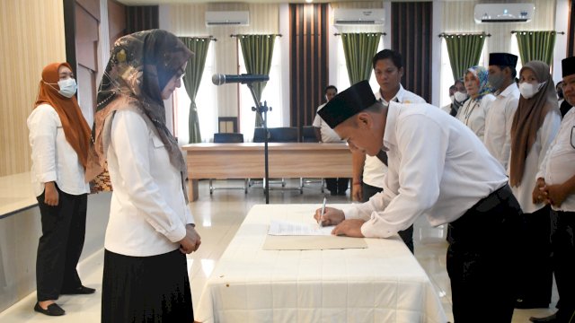 Bupati Luwu Utara Indah Putri Indriani melantik Pengurus Forum Komunikasi Badan permusyawaratan Desa (FK-BPD) Kabupaten Luwu Utara Periode 2022-2028, di Aula Lagaligo Kantor Bupati&nbsp;