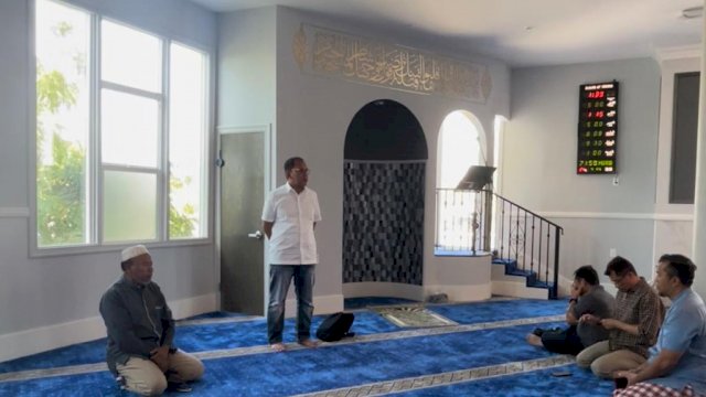 Wali Kota Makassar, Moh Ramdhan "Danny" Pomanto, laksanakan salat Zuhur di Masjid At Thohir Los Angeles, yang berada di Jalan Kenmor Ave 1200, Los Angeles, Amerika Serikat, Kamis (27/07/2022).